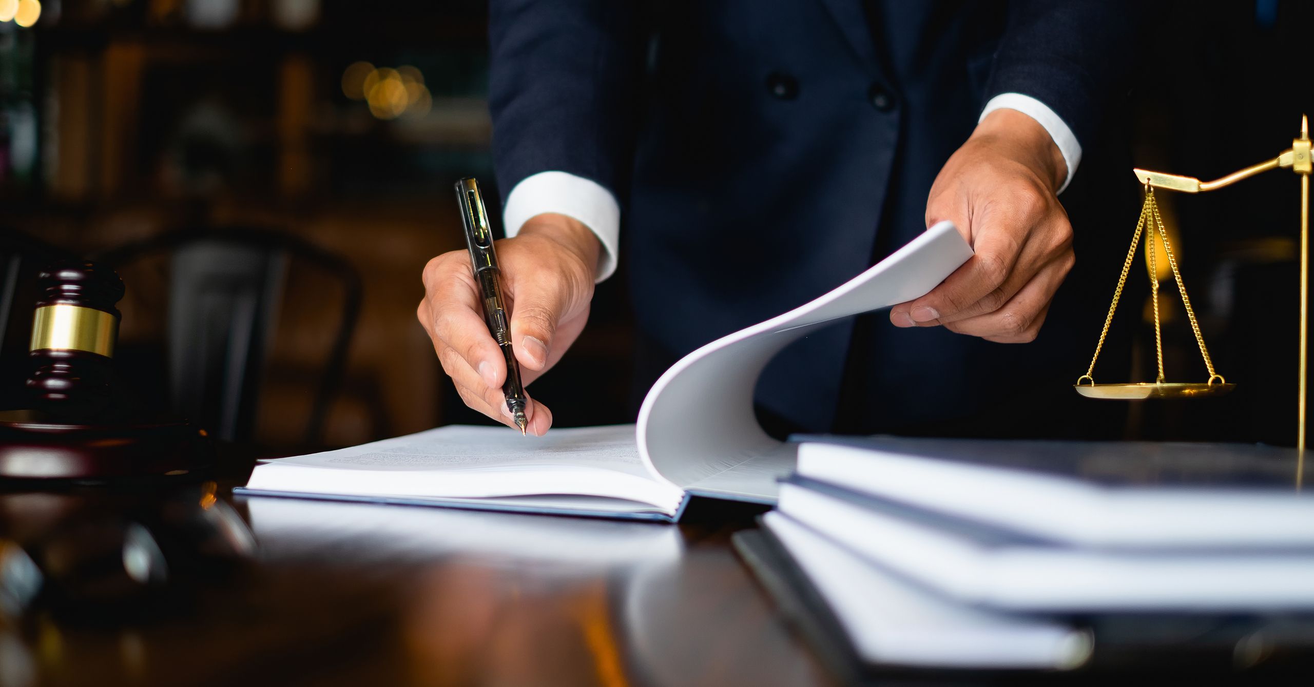 Ein Mann unterzeichnet ein Schriftstück